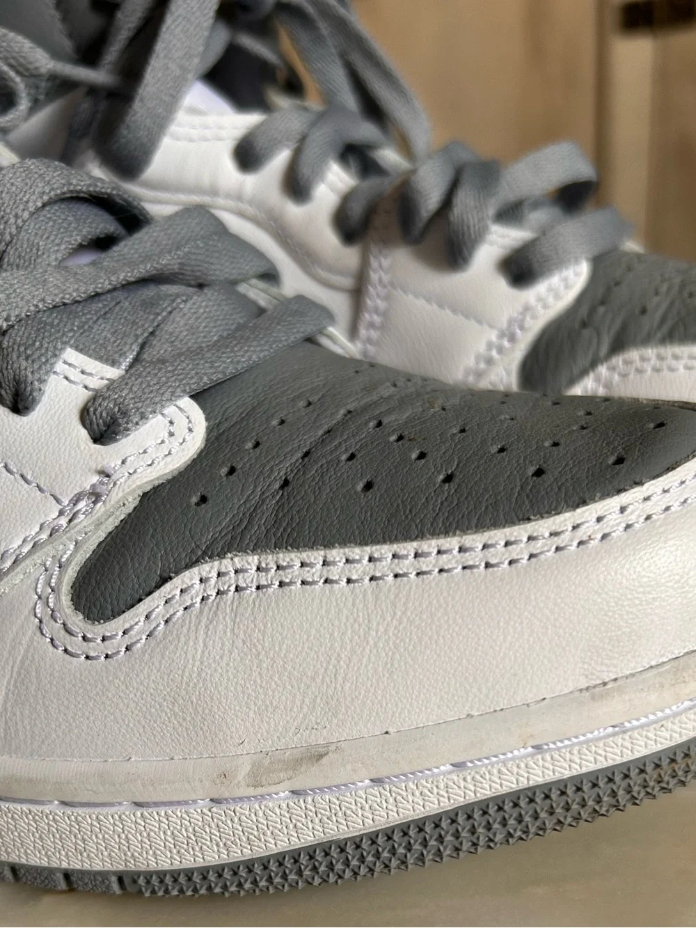 Nike Air Jordan 1 Retro High OG Size US 9 Mens Gray & White